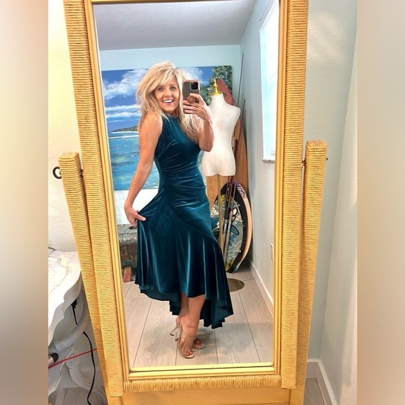 ELIZA J, Sexy BodyCon Women's Asymmetrical-Hem Stretch-Velvet Dress, EUC, Size 4 - Picture 7 of 15